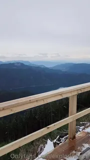 “到达山顶后，艰难地徒步旅行感到非常有意义。”("Reaching the summit feels so rewarding after a hard hike.") - 极具视觉冲击力的全网精选内容