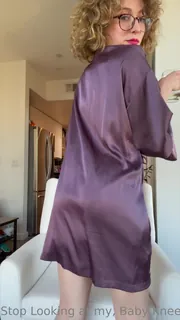 91视频官方收录：“爱这个粉红色，缎面，蕾丝套件：)让我倾向于我性感的老师角色