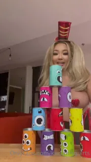 【全网精选】“ kazumi karnival dildo toss \ n \ n do你认为我可以用这个假阳具击倒所有这些罐头？ 现场高清截图