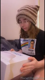 “巨型玩具测试〜试图找出最适合我的尺寸！\完整的视频为13-14分钟，长hnnng〜 \ \ and \ nse，很抱歉可怕的幽默XD滑动以找出价格！”("Mega Toy Testing ~ Trying to find out which size is the best for me! \nTHE FULL VIDEO IS 13-14 MINS LONG HNNNGG ~ \n\nSo sorry for the horrific humor xD Swipe to find out the pr - 高清流媒体极速加载