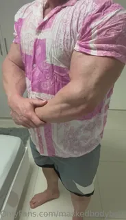 全网精选题材必看：“我看起来如何抽出这件衬衫”("How do I look pumping out of this shirt") 封面图
