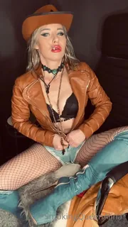 “我需要一匹马，而牛\ \ nhere是你的链牛女孩给我牛奶和骑车”("I need a horse and a cow - 极具视觉冲击力的全网精选内容