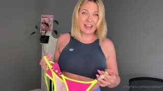 91视频推荐：“这是我的乐趣和轻巧的健谈比基尼尝试的第1部分！我尝试5个比基尼，包括我从最好的朋友那里借了一个，我在我为您尝试比基尼时闲逛，并有点愉快。一个不会在YouTube上！”("Here's part 1 of my fun & flirty chatty bikini try on! I try on 5 bikinis, including one I borrowed from my best friend  手机在线播放