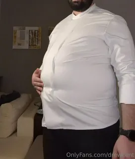 全网精选栏目：“在麦当劳从长时间的喂食器中赞助的大量麦当劳馅料之后，我对我的胃膨胀的程度感到震惊，以适合其中的所有肥大食物。我吃了很多东西，它正在显示！顺便说一句，这是一款XL烹饪制服，再也无法绕我的肠子纽扣。("After a massive McDonald's stuffing sponsored from a long time feeder, I was literally in shock at how much my stomach expanded to fit all that fattening f 精彩封面