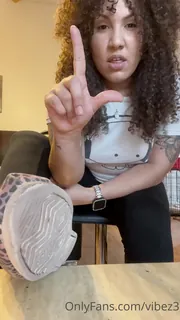 全网精选高分作品推荐：“有点可悲("It’s a little sad how obvious your pathetic ass is with looking at my feet… now hurry up, sniff and worship them! 