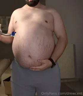 “当我开始吞下体重增加的那一刻所有这些都会在我的肠道上变成额外的脂肪。("Ugh the moment I start swallowing my weight gain shake, my brain gives up all self control to my greedy belly and I start thinking like a feedee.. there is nothing hotter than being filled with thousands of fattening c - 1080P超清画质展示图