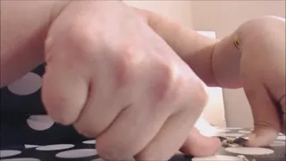 【全网精选】“视频：巨人发现并挤在她的胸部和嘴里("Video: Giantess Finds and Squishes Tinies in her boobs and mouth") 现场高清截图