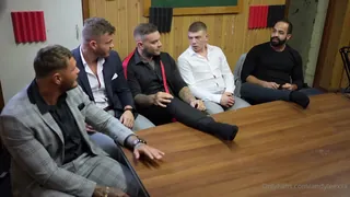 91视频官方收录：“这是一部适合所有您和脚迷的有趣奖金电影。("Here is a fun bonus movie for all you suit and feet fans. \n\n@andyleexxx\n@stackedbigg\n@ryanleexxxx\n@warfordd\n@mr_gem")