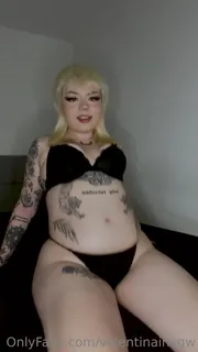 91社区热议作品：“ 2022年10月的倒退：有趣的事实，我完全摧毁了这些尺寸的6个短裤：'））当我拍摄这件事时，我对他们来说太大了，我很想尝试挤在他们身上。如果我很幸运，我很幸运甚至让他们大腿上的：'）喜欢看着我尝试适合我的这些旧短裤，因为纽扣试图抓住！！！”("October 2022 Throwback: Fun fact, I completely destroyed these size 6 shorts :')) I was too big for them back when I filmed this, I 实拍