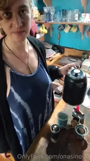 “这件事是一个bit子上传的bit子，所以这是我今天早上聊天做咖啡，哈哈哈”("Aight this thing is a bitch to upload as stories so here's me talking n making coffee this morning hahahha") 完整无删减版在线看