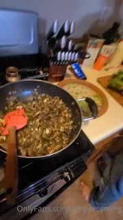 91视频官方收录：“在星期四晚上，我的生活方式奴隶过来为我做晚饭。他住了晚上，周五在房子周围工作。他最有用的才华之一是烹饪现象的素食素食。他学会了这种技能因此，他可以对我有用，并取悦我，因为他是一个聪明的奴隶，他知道通往女神的心和幸福的方式是通过喂养她。”("On Thursday nights, My lifestyle slave comes over and makes dinner for Me. He stays the night, and does work around the house runs err