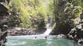 “二月是一个如此狂野的月份。我几乎整个时间都在旅行。直接从迈阿密的大型创作者合作旅行前往哥斯达黎加。这是一个为期3周的旅行。 nakedbakerstv \ n \ n，这是该视频中尚未发布的几个剪辑。它们都是来自迈阿密游艇和豪宅之旅。一对夫妻狂欢和一对大猫饮食火车。我将努力与他们共享的人。下周，请继续关注。”("February was such a wild month. I was traveling almost the entire time. Went straight from a mass - 高清在线观看