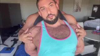 “两个巨大的家伙剥离，你喜欢切碎还是笨重？”("Two Huge Guys Stripping, what do you like Shredded or Bulky?") 手机浏览器流畅观看预览