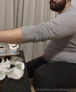 “这真是一个巨大的赞助馅料！你们都知道我喜欢被迫完成最后一口，因为其他人为食物付费 最新更新资源合集