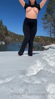 “我在雪地里玩得很开心！这里太宁静了。有很多野生动植物，每个人都如此友好和放松……在这方面，这让我想起了哥斯达黎加。我真的很想念丛林并期待有一天能回来，但我如此兴奋，以至于我将看到和体验。我认为，在旅行中如此吸引我的是在一个全新的环境中感到高兴！一切都变成了学习或体验的新事物。我感到勇敢和自信，因为我陷入了未知之中。它使我的果汁流动！我感到启发了我的身体，爱，建立和加深与自己和生活中的一切联系。 n您曾经/做过的最酷的地方是什么？或者您的遗愿清单上有什么？("I’m having so much fun  玩家亲测好评资源
