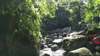 “我喜欢在瀑布中展示我的猫和胸部！”("I love to show my pussy and my boobs in the waterfall!!") 玩家亲测好评资源