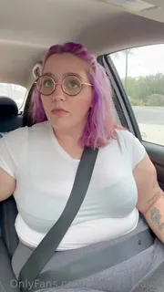 【全网精选】“我是如此的角质，以至于我不得不在路边停下来和自己玩耍。("I was so horny that I had to pull over and play with myself on the side of the road  现场高清截图