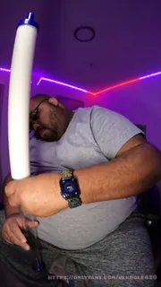 “睡前一半的Bierstick Chug。”("Half and half Bierstick chug before bed.") 完整无删减版在线看