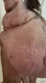 “在Tumblr上有人问我洗澡需要多长时间，我猜想15分钟。事实证明，这是10分钟以上，这是证明这一点的原始未切割视频！”("Someone on tumblr asked how long it takes for me to shower, I guessed 15 min. Turns out it’s just over 10 min, here is the raw uncut video to prove it!") 优质原创视频在线直达