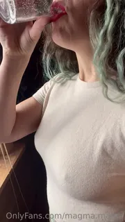 “今天是我不得不喝很多水的一天……谁知道谁猜为什么……\ ntoday是我必须喝很多水的一天...我想知道谁能猜测为什么...”("Oggi è stata una giornata in cui ho dovuto bere molta molta molta acqua…chissà chi indovina il perché…\nToday was a day when I had to drink a lot a lot a lot of water...I wonder who can gue - 1080P超清画质展示图