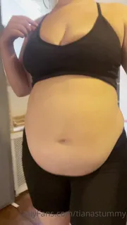 全网精选精选视频：“带着空的腹部vs塞进来！我觉得当我塞满满<3时，我觉得自己甚至走得更慢”("walking around with an empty belly vs stuffed!! i feel like i even walk slower when i’m stuffed full <3") 完整版