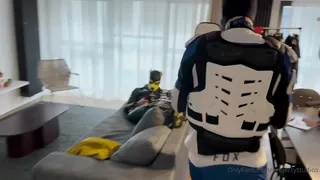 “到达并在安特卫普建立了营地。准备好并为黑暗之地感到兴奋！可以等待看到来自世界各地的所有疯狂的角质幼崽。”("Arrived and set up camp in Antwerp. Ready and excited for Darklands!  Can`t wait to see all the crazy horny pups from around the world.") 玩家亲测好评资源