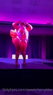 “我在waifuexpo \ nlet上的跑道表现告诉你，当我说我会把所有屁股都砸向你时，我的意思是！”("Runway Performance at the Waifuexpo\nLet me tell you, when I say I will slam all the ass down on you, I MEAN IT!") 完整无删减版在线看