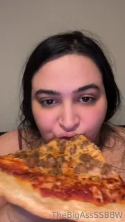 91社区热议作品：“快乐星期五！这是我整天要做的。吃饭。大声笑。当然喝。("Happy Friday!! This is what I’ll be doing all day. Eating. Lol. And drinking of course.  实拍