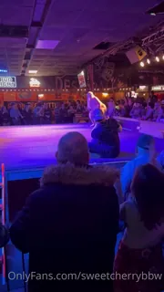 “比基尼竞赛\ ntwitter拥有完整的视频\ n@sweetcherrybbb”("Bikini Contest\nTwitter has full video \n@sweetcherrybbw") - 极具视觉冲击力的全网精选内容