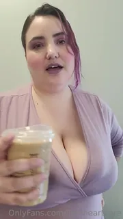 “客户服务从来都不是如此残酷。这将使您付出深刻的代价。确保您知道自己做错了什么，莉莉丝决定确切道歉：花一些时间在她的肠子里享受。温暖，狭窄和杂乱的肠道。当她向朋友们展示最新宠物时，您的动作使她变得笨拙，并辩论她会让您留下多长时间。 。残酷的pred，f pred/m prey，gassy pred，burping，buring，大肚皮，消费饮料”("Customer service was never so cruel.\n\nYou are pleasantly serving a long line  - 高清在线观看