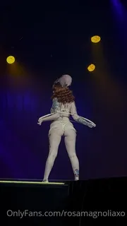 查看 “ **提示$ 1，在我为你跳舞的时候向我扔虚拟的钱**”("**tip $1 to throw virtual money at me while I dance for you**") 的详细介绍与播放