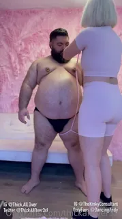 “前几天和@Dancingandy玩得很开心。当他们问我是否想去他们的工作室进行绳索束缚拍摄时，我忍不住说是！Mxtress Andy将我绑在粉红色的心中和绳子。我喜欢我们在一起的Butch和Femme共鸣的混合。让我的奇怪的小心脏唱歌。这也很热，就像他妈的一样，感觉像是一个束缚的上帝，在善良但主导的Mxtress的怜悯中。  玩家亲测好评资源