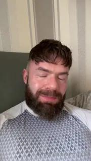 正在播放：“有2篇新帖子。第一篇文章是一个个人视频，适合那些想进入我的生活的人。这些视频的设计更具聆听，因此请随时将其用作播客继续。”("2 new posts incoming. First post is a personal video for those who want inside into my life. These videos are designed more so to be listened to, so feel free to use it as a podcast :) Speaki (全网精选频道)