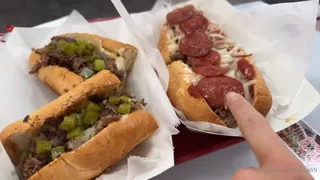 91社区热议作品：“去了市中心的费城奶酪店。费城奶酪三明治很美味，但哦，所以不健康。我们检查了左派的Philicheese牛排三明治。三明治很好，但奶酪薯条很不感谢。喜欢但服务很慢。这是一个可以去的地方。("Went to Philly cheese place in downtown. Philly cheese sandwiches are delicious but oh so not healthy. We checked out lefty’s philicheese steak sandwich. The sa 实拍