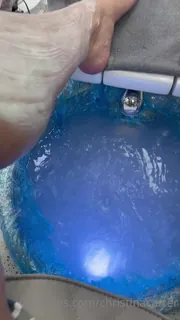 “我们应该使用什么颜色？("What color should we go with? Hmmmmm.. \ngetting my nails done with my baby girl  @lexiluther2022 ..  - 1080P超清画质展示图