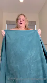 全网精选精选视频：“一个风扇给我寄了一条超大的毛巾，这东西就像80英寸宽……所以我认为这对我来说是一个非常适合的东西。我想我错了”("A fan sent me a supersized towel, this thing is like 80 inches wide… so I thought it would be a perfect fit for me. I guess I was wrong ") 完整版