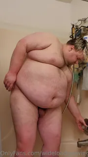 91社区热议作品：“如果时间和设置允许，将来可能会在将来做更多的淋浴。("Short shower bloat vid. May do more of these in the future if time and set up allows. It was enjoyable for the most part, felt myself getting heavy, bloated, and full.") 实拍