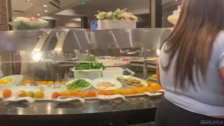 查看 “看着我，@sexysignaturebbw和 @kaybearcutie95今天在自助餐中的脸蛋！我们吃了很多食物，每个盘子都吃了很多东西，我们吃了很长时间，以至于他们从字面上踢了我们，因为他们关闭了大声笑！即使到处都有人盯着我们！("Watch me, @sexysignaturebbw and @kaybearcutie95 stuff our faces at the buffet today! We ate sooo much food, multiple plates each, and we 的详细介绍与播放