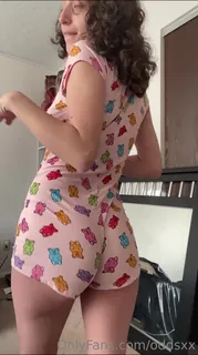 91社区热议作品：“谁知道我的小粉红色连体衣会让摇晃的屁股看起来如此好。("Who knew my little pink onesie would make shaking ass look so good 实拍