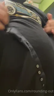 “昨晚吃了一顿大屁股。:)”("Had one big ass meal last night. :)") - 极具视觉冲击力的全网精选内容