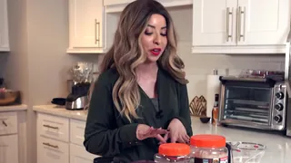 “厨房里的美味酮奶昔！ -kitchen \ nonlyfans.com/irisinthekitchen/ollysfans.com/oftv“("A Yummy Keto Shake! | Iris in the Kitchen\nMake a delicious and easy shake with @irisinthekitchen that won't break your diet- even if you're keto! \nFor more, watch OFTV: of.tv/iri - 极具视觉冲击力的全网精选内容