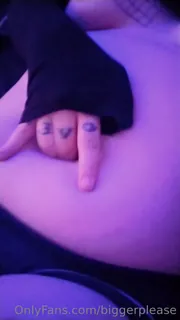 全网精选题材必看：“在工作中度过了一个漫长的早晨。这是我的几个快照，在大午睡之前和我的身体一起玩。”("Had a long morning at work. Here's a couple snaps of  me playing with my body before a big nap  封面图