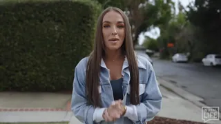 “在现实生活中的现实生活中事物。\ nwatch在现实生活中更多：("In Real Life with Carly Lawrence | OFTV's In Real Life\nToo Hot To Handle's @carlylawrence and @caseboon battle on the go-kart track before making a pit stop to discuss fast fame, authenticity, and how Carly's already ra - 极具视觉冲击力的全网精选内容