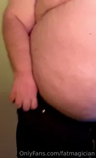 “尝试了病毒的屁股，凸起伸出牛仔裤的东西。拍摄有趣的牛仔裤，但我的牛仔裤足够紧，迄今为止却足够紧。”("Tried the viral ass and bulge hang out tight jeans thing. Fun to film but my jeans arent tight enough just yet - 实时更新的高清全网精选资源