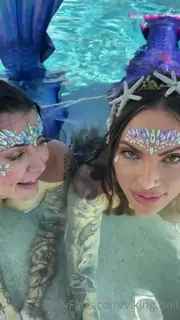 正在播放：“所以hotttt！我和我的美人鱼 @dakotajames.vip使用我们的警笛声……pov你是水手，我们热切地排干你的球”("so hotttt! Me and my fellow mermaid @dakotajames.vip use our siren song…pov you’re a sailor and we drain your balls eagerly  (全网精选频道)