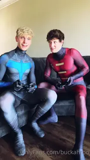 “与 @hot.sox.bro Robin和Nightwing一起玩电子游戏的热门视频很快升级了！将其制作为PPV视频，因为哈德森从德国飞来真的很特别，这是我与某人制作的最热门的视频之一。如果您喜欢的话，请务必给小费5美元，10美元甚至20美元，大多数创作者都会收费您会额外观看视频这个热！留下一条技巧来支持这样的内容;）''("Such a hot video with @hot.sox.bro Robin and Nightwing playing videogames escalated pretty 完整无删减版在线看