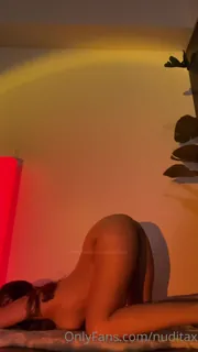 “裸露的伸展运动<3有一个美好的一天！”("nude stretching session <3 have an amazing day!") 手机浏览器流畅观看预览