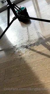 全网精选精选视频：“他妈的！我喷了加仑！真的淹没了我的客厅！滑动看我造成的烂摊子 完整版