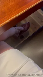 “如果你在我旁边的桌子旁，你会买我的午餐吗？("Would you buy my lunch if you were at the table next to me? You should be buying it now anyways…cause that’s what good footboys do.") - 高清流媒体极速加载