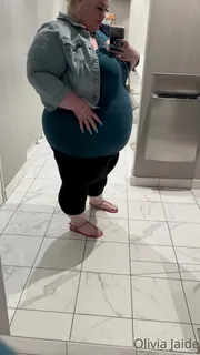 “变得全部腹部！即使在我的服装中也接管了”("Becoming all belly! It’s just taking over even in my outfits") - 高清在线观看